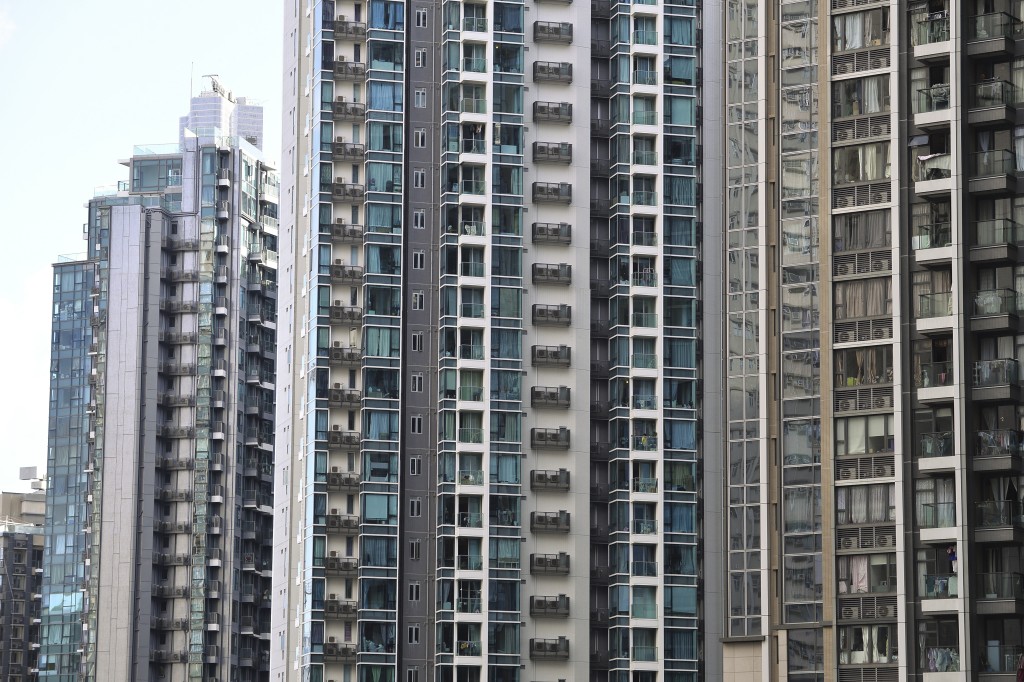 梁振英認為要「搞清楚服務對象係咩」,不能為住宅單位更好賣而將額外房屋供應一筆勾銷。 梁振英認為要「搞清楚服務對象係咩」,不能為住宅單位更好賣而將額外房屋供應一筆勾銷。
