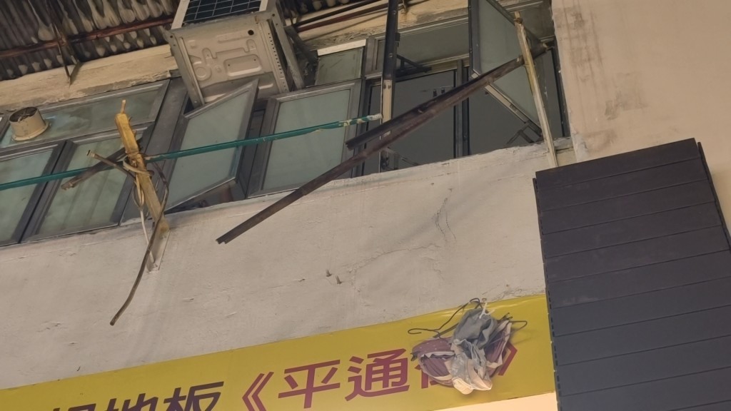 男子疑從一樓的單位晾衫而爬出窗，其後失足墮地。黃文威攝
