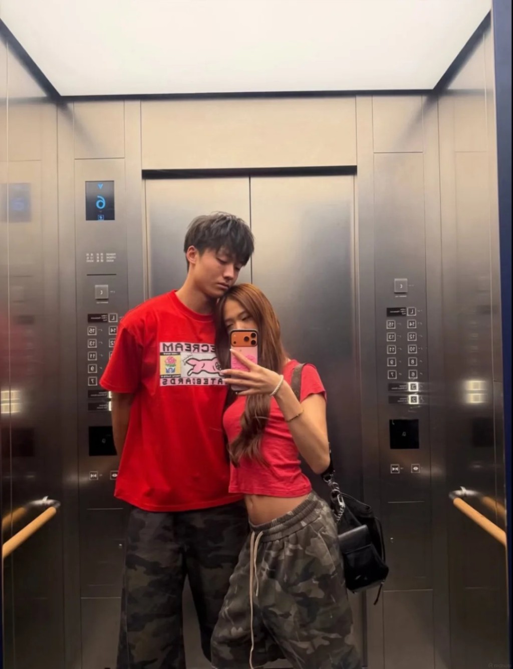 張思捷與男友在電梯內親密自拍，大方放閃，盡顯熱戀中的甜蜜。