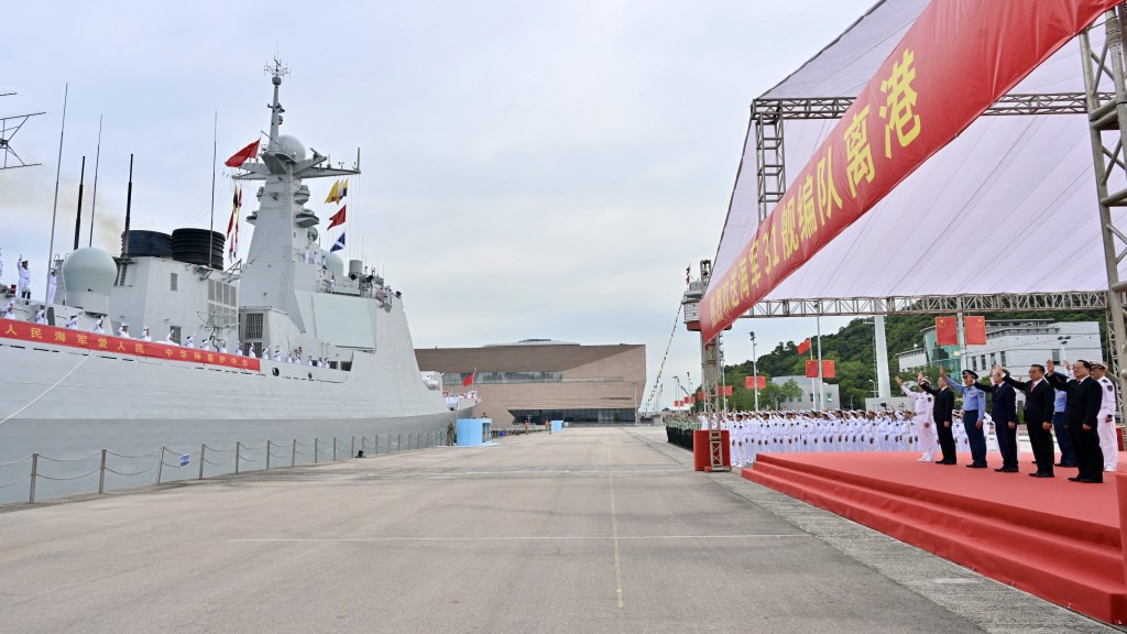 卓永兴出席欢送解放军海军31舰编队离港仪式，和一众嘉宾挥手送别编队。政府新闻处