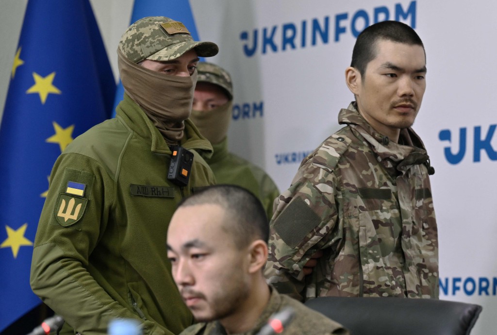2人當時由烏克蘭軍人押送出席記者會。法新社 2人當時由烏克蘭軍人押送出席記者會。法新社