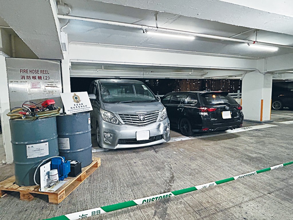 海关在牛头角一公共屋邨停车场破获非法加油站，扣查两辆涉案车辆。