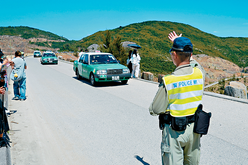 昨早北潭涌設兩處上車點，將團體旅客及散客分開上車。