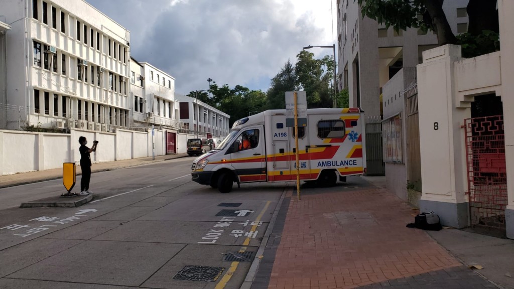 救护车将不适人士送院。