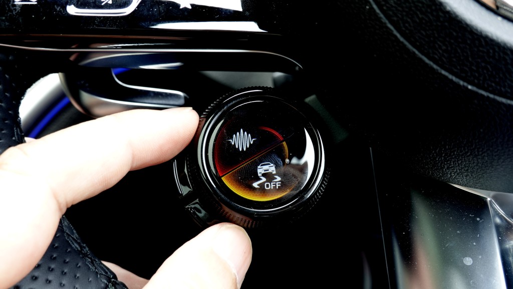 平治Mercedes-AMG C63 S E-Performance軚盤兩旁備有快捷旋鈕
