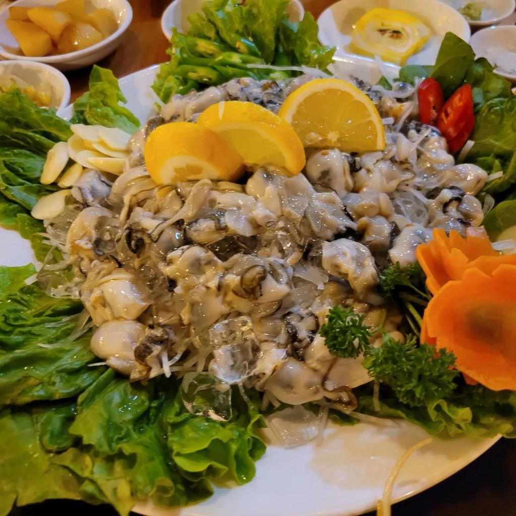 初步調查顯示，受影響人士於上述食肆進食的共同食物包括預先去殼生蠔和醬油蟹。石牆道fb圖片