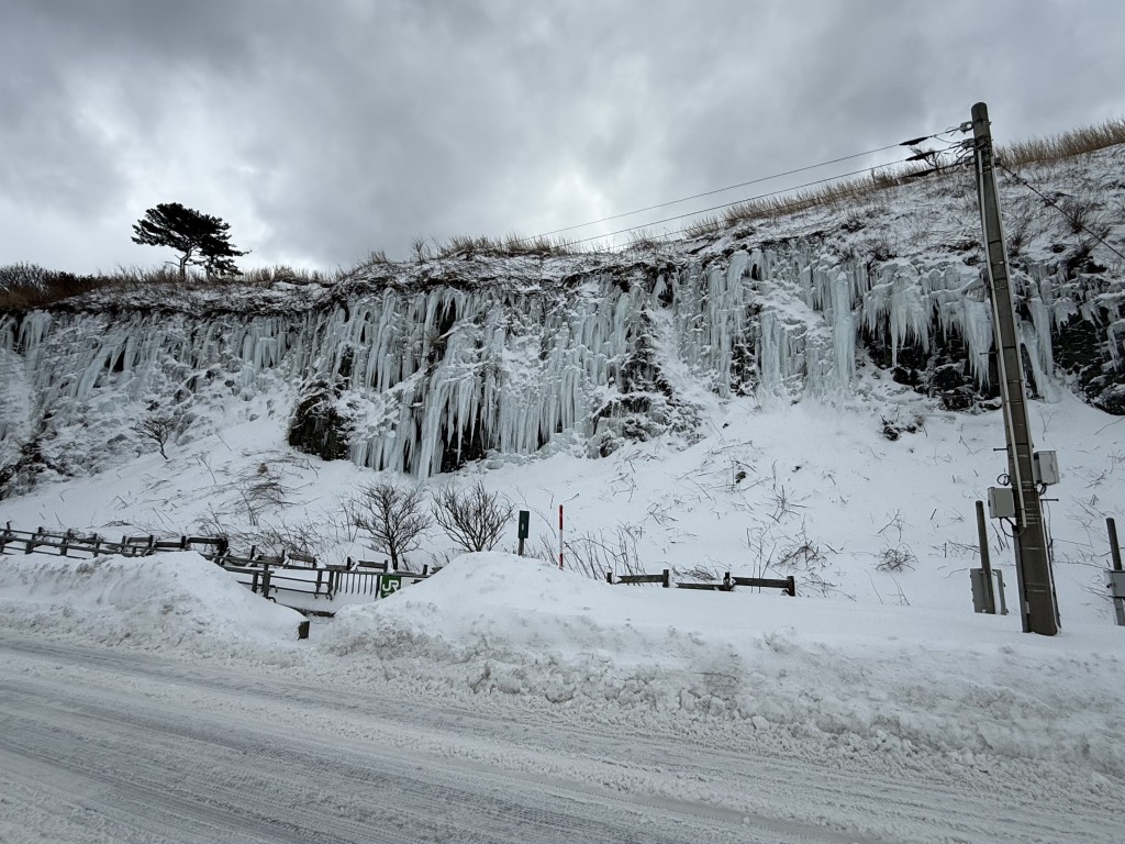 日本多地遭暴雪侵襲，交通大規模中斷。X@megumin_expo 