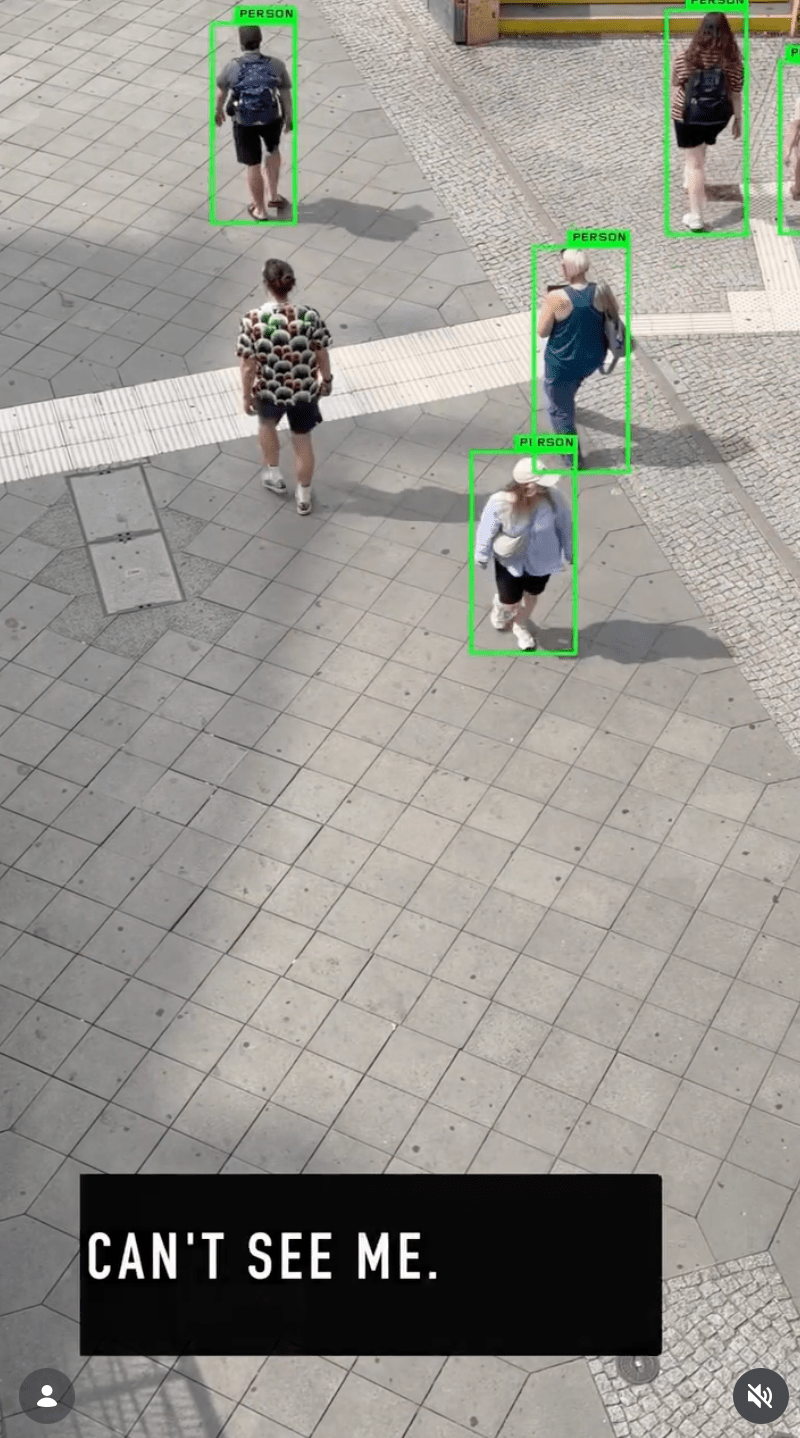这款名为“数码迷彩”（Digital Camouflage）的夏威夷恤，可成功避过AI人形识别系统。