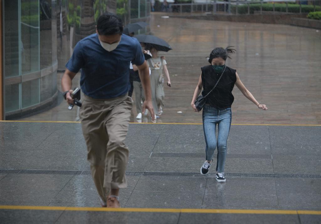 市民在風雨中外出都很狼狽。