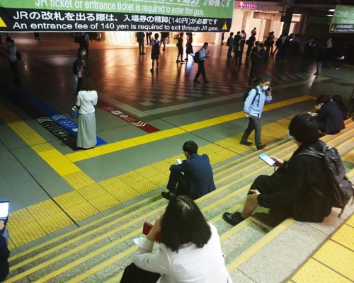地震發生後,新幹線、日本鐵路各線、私營鐵路和地鐵等紛紛停運,部分人在車站內過夜。AP圖片