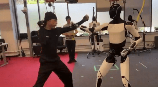 對於Optimus對打的操作，馬斯克明確回應指「是AI，不是遙控」。