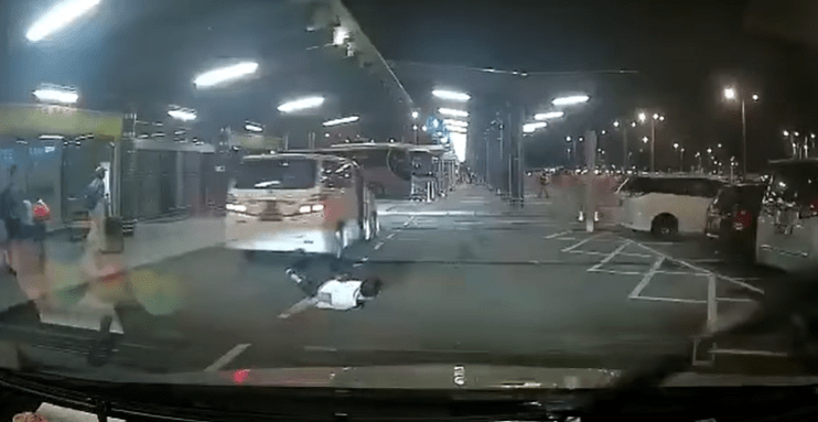 司機碌在地上，七人車繼續向前衝。fb意外求片區  Steve Yeung