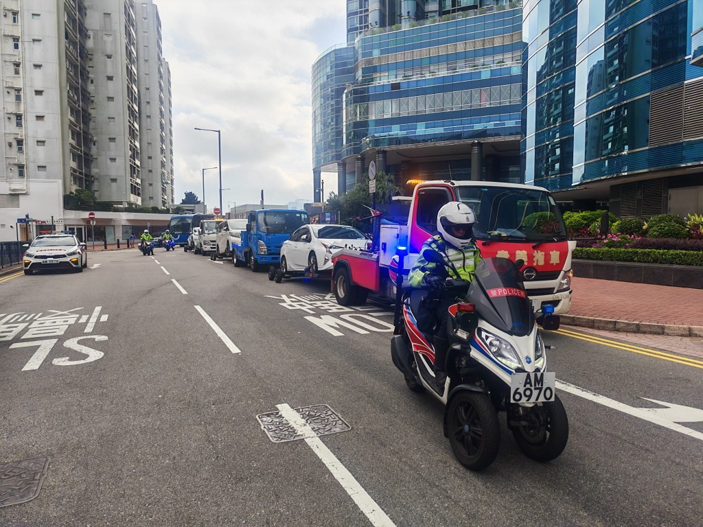 警方拖走涉違例車輛。 警方拖走涉違例車輛。