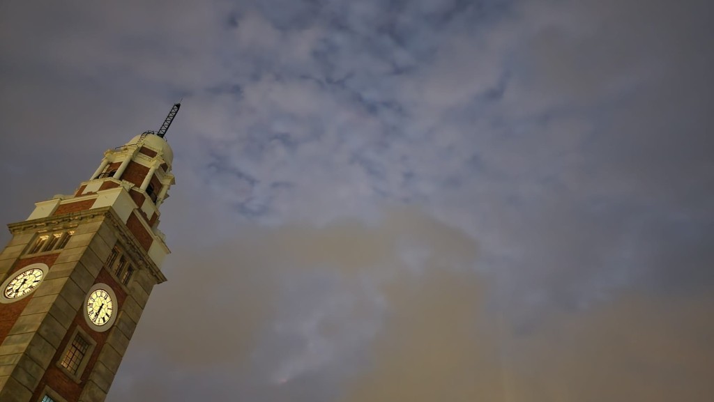 日間短暫時間有陽光，最高氣溫約21度。黎志偉攝