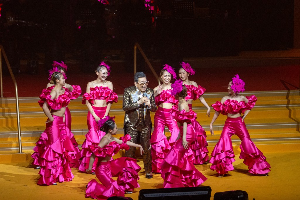 全晚演唱会由胡枫唱出《红日》及《旧欢如梦》两首快歌medley揭开序幕。