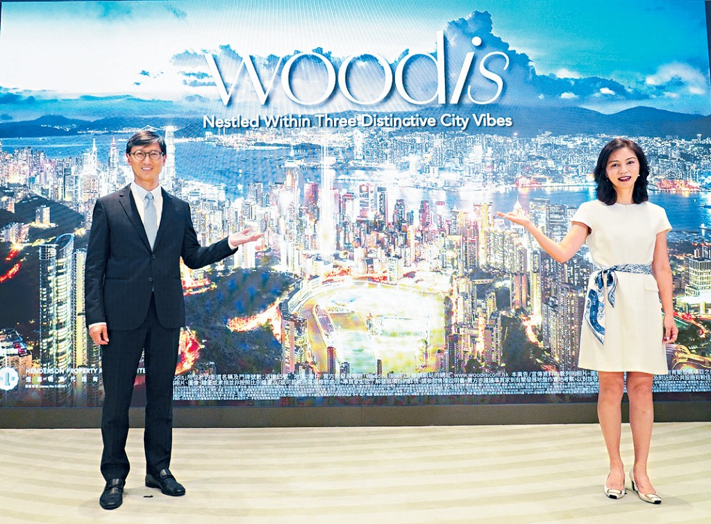 恒基韓家輝（左）表示，灣仔woodis部署月內上樓書，最快下月初開售。旁為李菲茹。