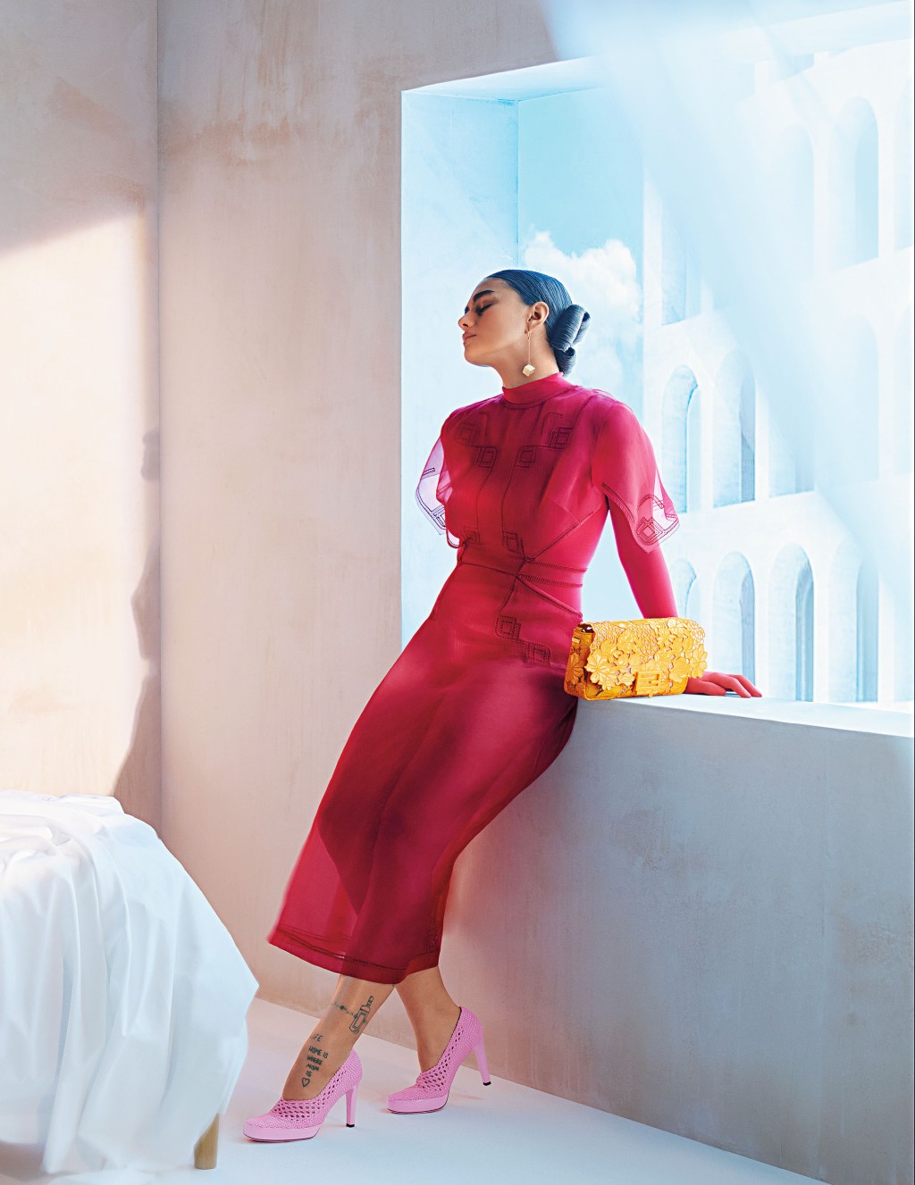 紅色絲質連身裙/$36,200，襯以粉紅色Elasticated Lace Pumps/$8,500，配襯立體花飾的橙色Baguette Bag/$29,800，為優雅的造型帶來搶眼焦點。(Fendi)