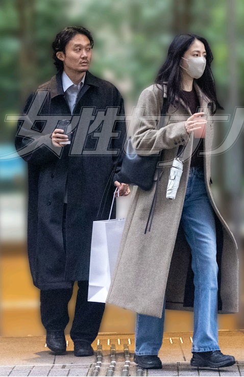 长泽和福永上月下旬被拍到在东京银座约会，夫妻俩一边拿着饮品，一边悠闲逛街。