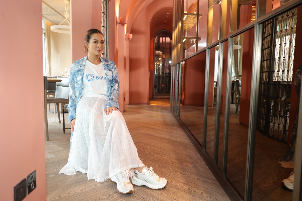 Antonia指游泳好像按摩，可伸展和放鬆關節，有助她治療腳傷。