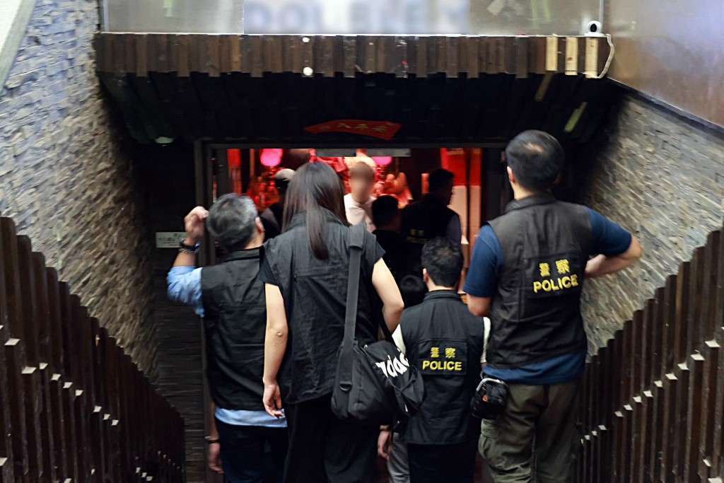 警方「天堡」行動打擊黑幫新義安。fb:香港警察 警方「天堡」行動打擊黑幫新義安。fb:香港警察