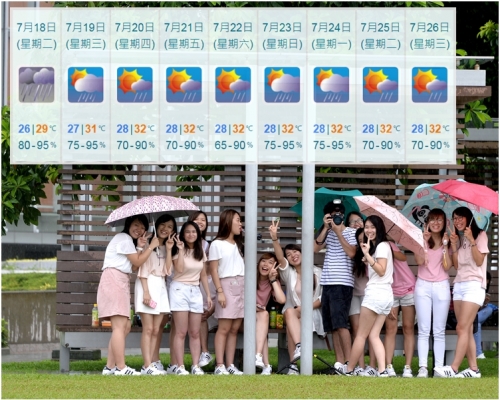 明日大致多雲，有驟雨及幾陣狂風雷暴，初時雨勢有時頗大，氣溫介乎26至29度。