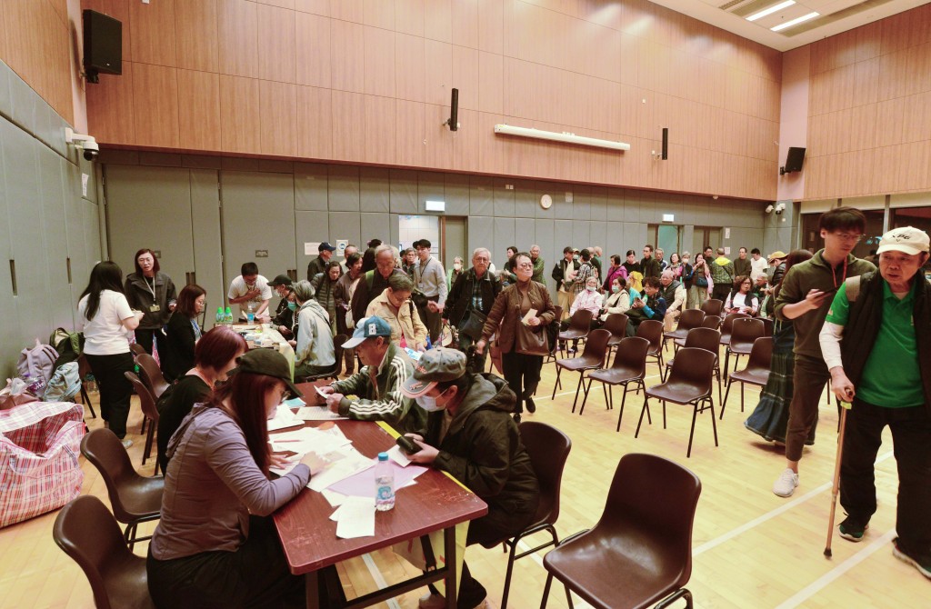 基層醫療署已於所有臨時庇護中心設立醫療站,為火災居民提供醫療和藥物支援 。伍明輝攝 基層醫療署已於所有臨時庇護中心設立醫療站,為火災居民提供醫療和藥物支援 。伍明輝攝