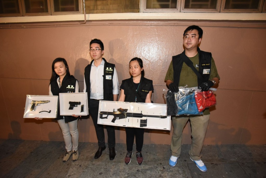 警方在疑犯漆咸道北住所搜出3支仿製槍械,其中一支相信與案有關。