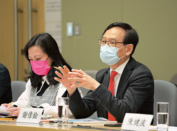 「G19」召集人谢伟铨与多位成员向财爷提交预算案建议书。