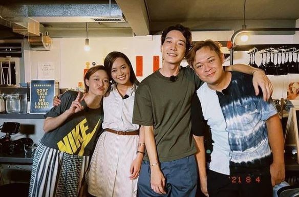近年在長洲開cafe，梁祖堯（右）等人曾到訪拍節目。