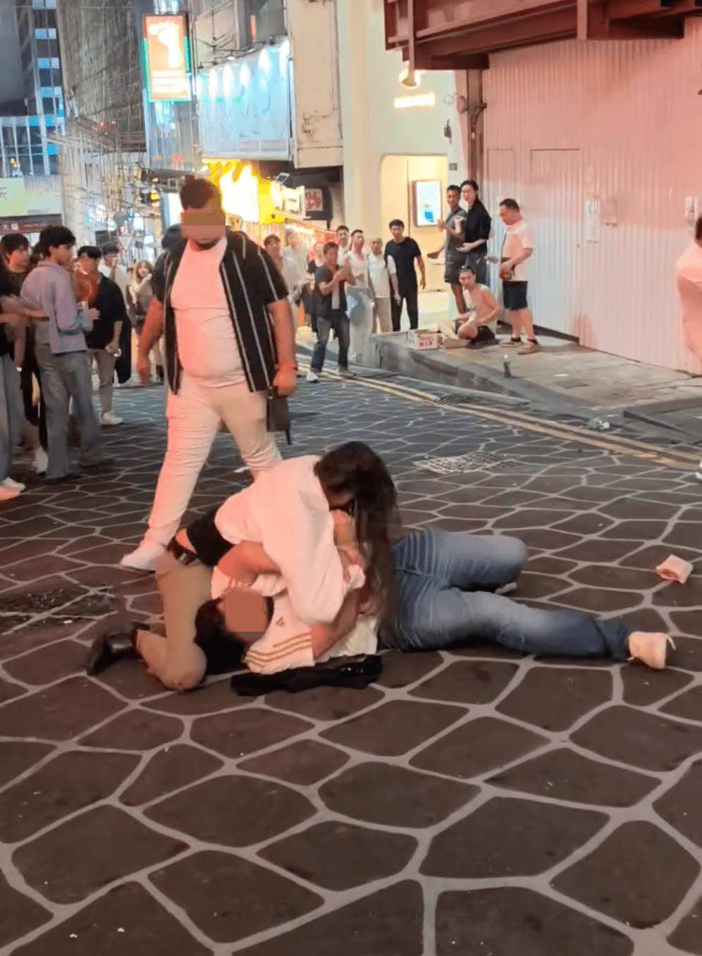 蘭桂坊多名男子街頭混戰 有人起飛腳「幫拖」 途人嚇到四散。Facebook 香港突發事故報料區及討論區 影片截圖 蘭桂坊多名男子街頭混戰 有人起飛腳「幫拖」 途人嚇到四散。Facebook 香港突發事故報料區及討論區 影片截圖