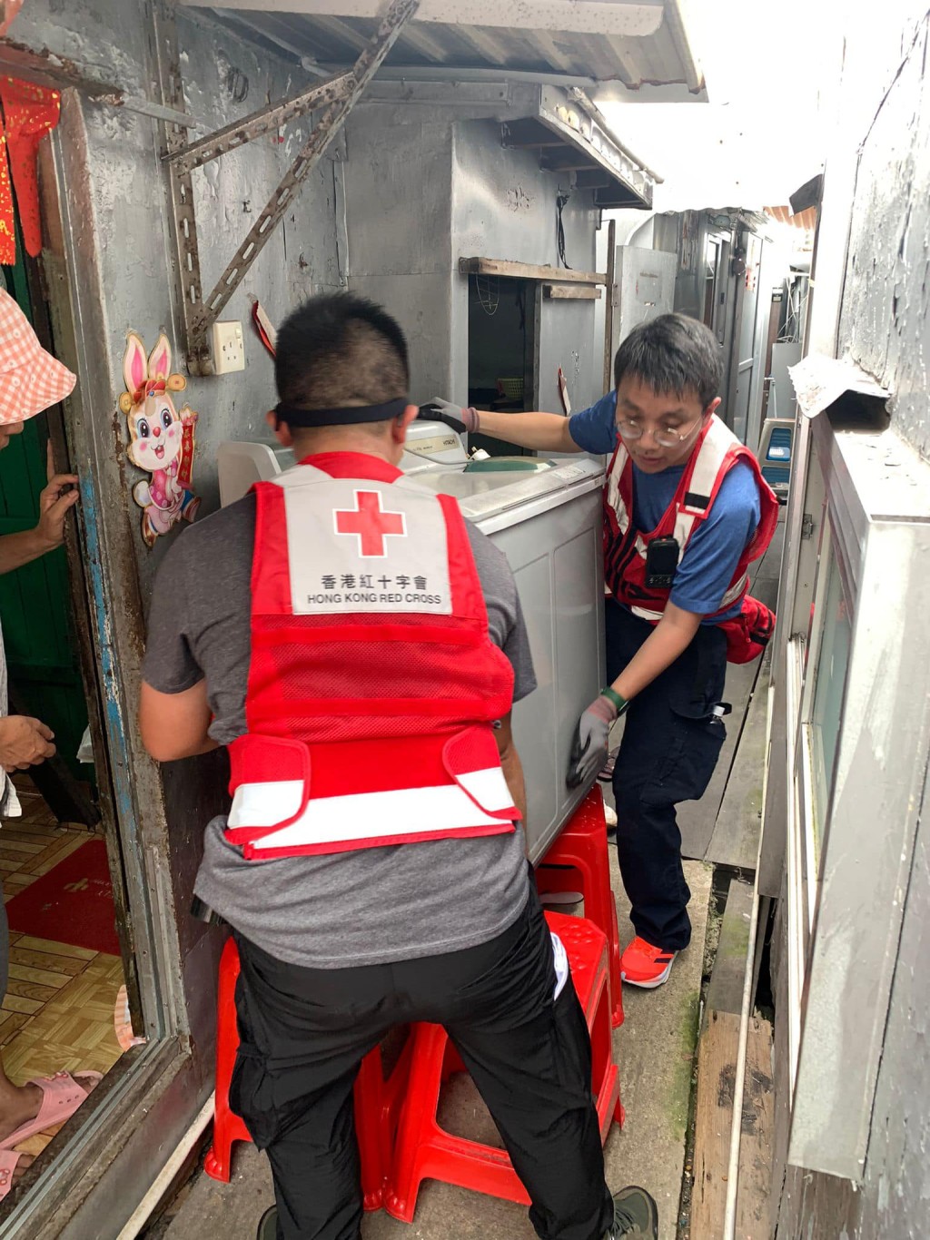 紅十字會本地賑災服務及急救服務，前往大澳支援有需要長者和低窪地區的居民。紅十字會FB圖片