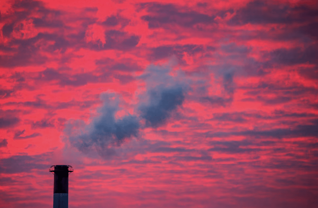 2018 年 1 月 17 日，美国密西根州兰辛日落时分，蒸气从烟囱升起。路透社