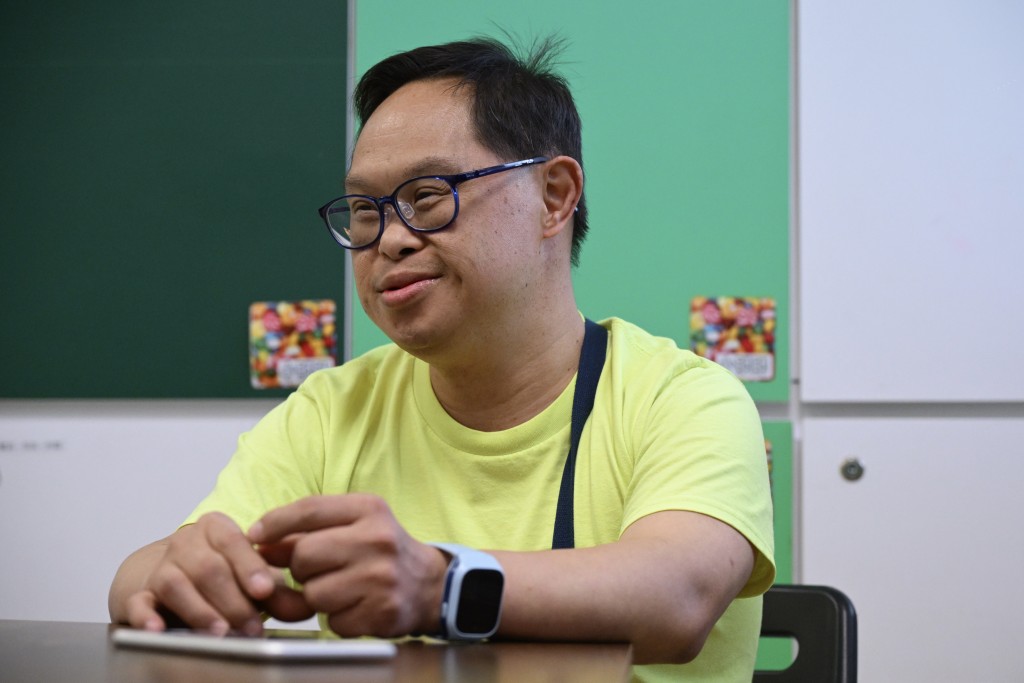 偉強說自己平日喜歡聽歌,是郭富城粉絲。 偉強說自己平日喜歡聽歌,是郭富城粉絲。