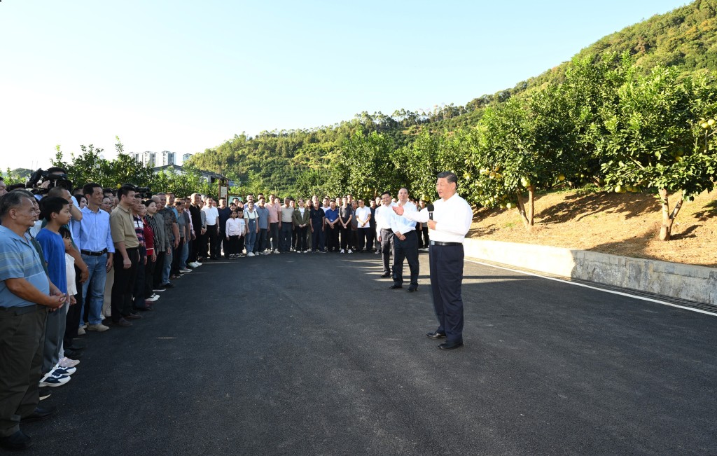 習近平在廣東省梅州市考察調研，同當地村民和果農親切交流。 新華社