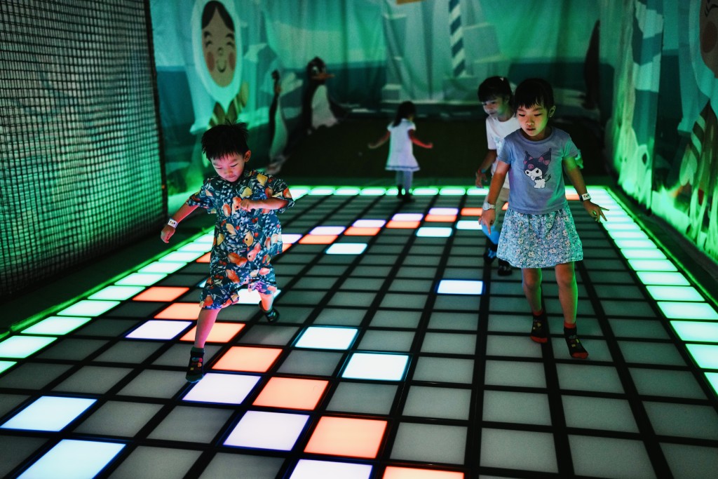 Super Sports Park新增的Pixel Runner可以自選難度，大家齊心合力避開地雷方塊，才能安全通關。●Super Sports Park新增的Pixel Runner可以自選難度，大家齊心合力避開地雷方塊，才能安全通關。（圖片來源：《親子王》）