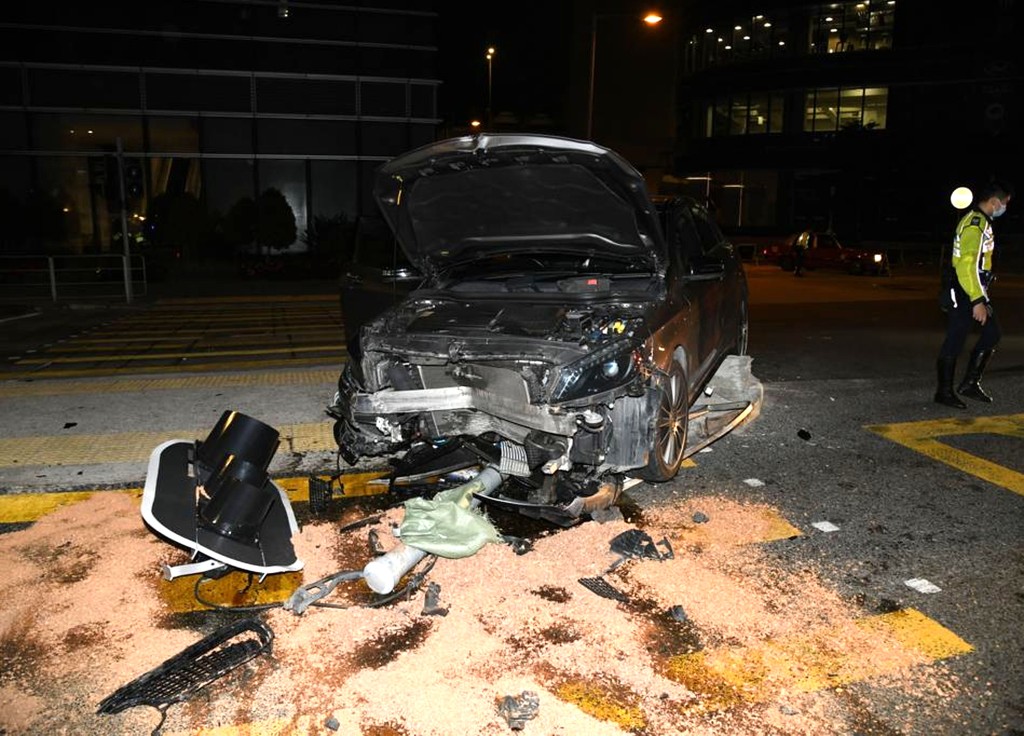私家車失事剷上安全島撞毀燈柱及鐵欄。