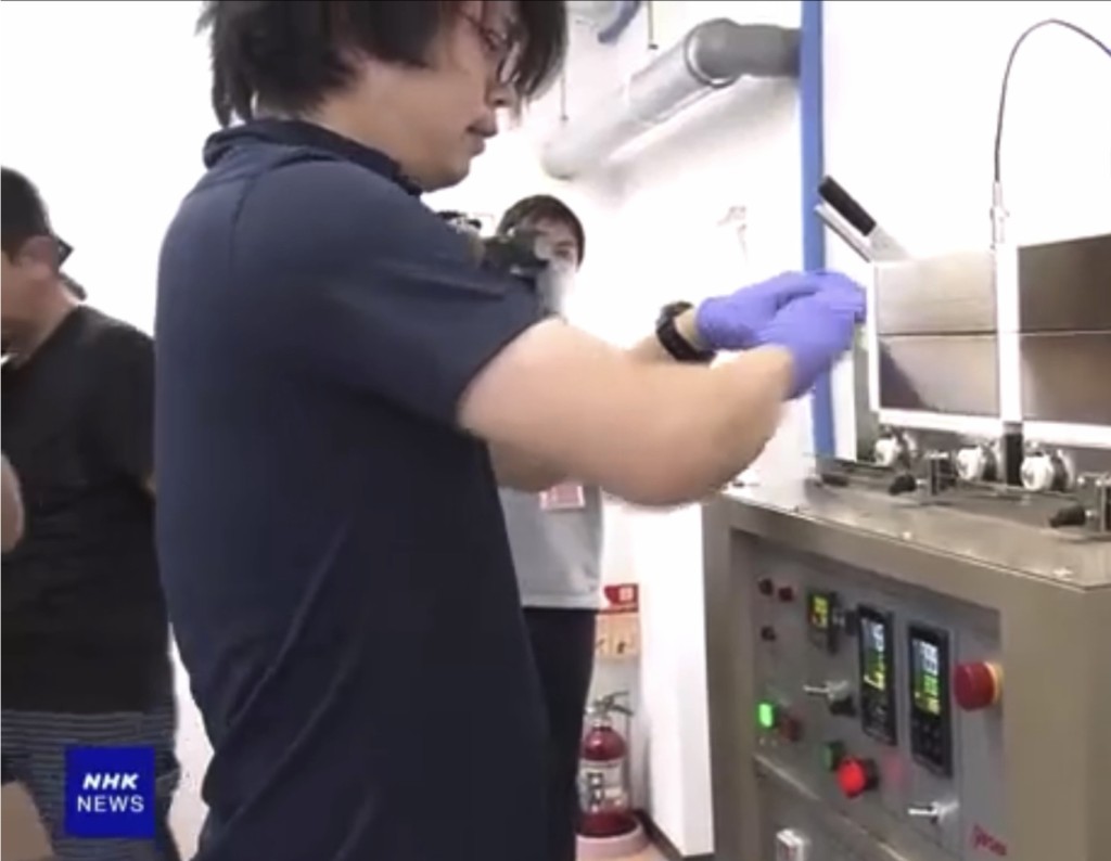负责人将鱼肉放入检测仪器。 NHK截图