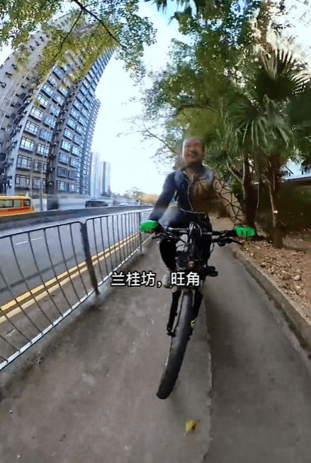 抵港翌日，阿秋上载在行人路上踩单车的影片，并用广东话表示自己来港的目的。抖音截图