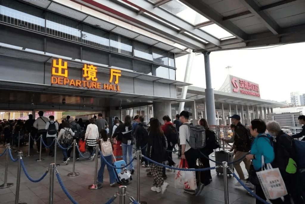 深圳灣口岸現場通關車流穿梭不息，出境大廳人頭攢動，其中不乏前往香港或經香港出國的旅客。