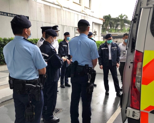 鄧炳強今早登上一輛衝鋒車,當值「颱風更」。