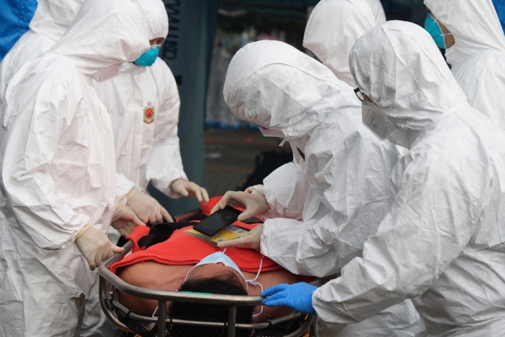 工作人员为受伤人士进行清洗、检验工作。 香港中通社图片