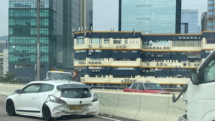 被撞的私家車車尾嚴重受損,司機昏迷送院。香港突發事故報料區facebook圖片