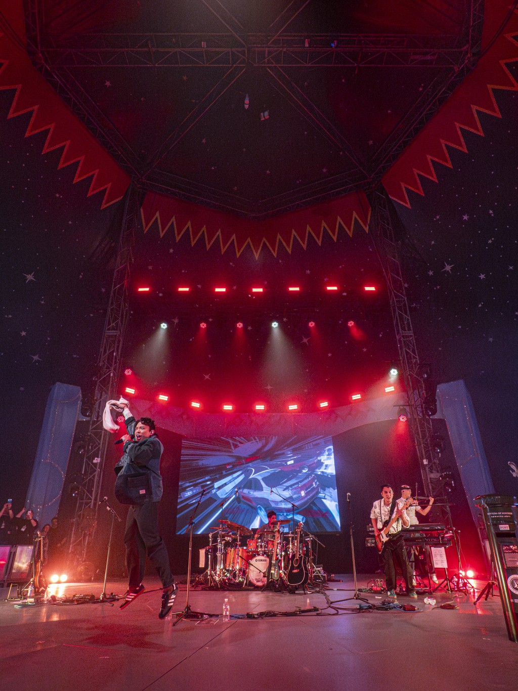 主音Van跳起落地時左腳拗柴,失平衡跌倒地上。 主音Van跳起落地時左腳拗柴,失平衡跌倒地上。