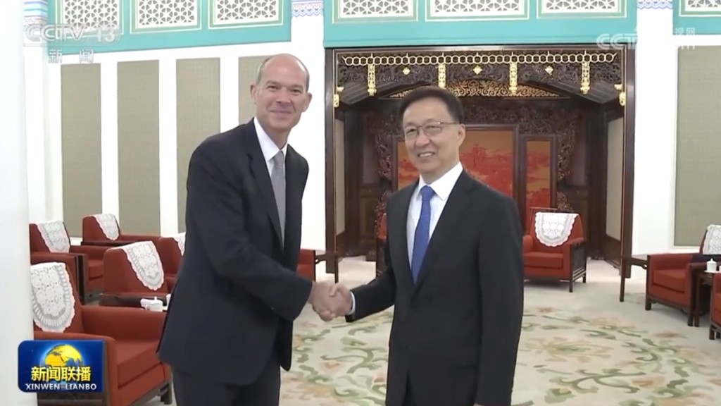 國家副主席韓正在北京會見英國怡和控股有限公司執行主席班哲明·凱瑟克(Ben Keswick)。(央視新聞截圖)