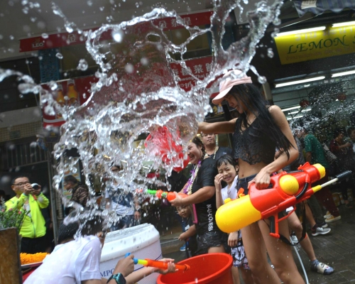 九龍城潑水節市民泰國人大玩水戰