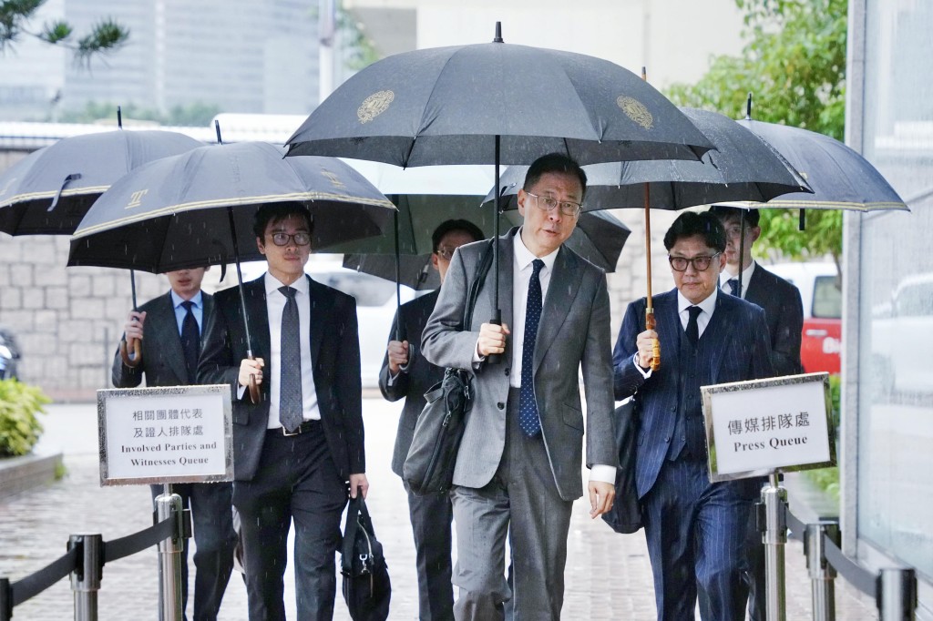 代表獨立委員會的資深大律師杜淦堃(中)。 代表獨立委員會的資深大律師杜淦堃(中)。