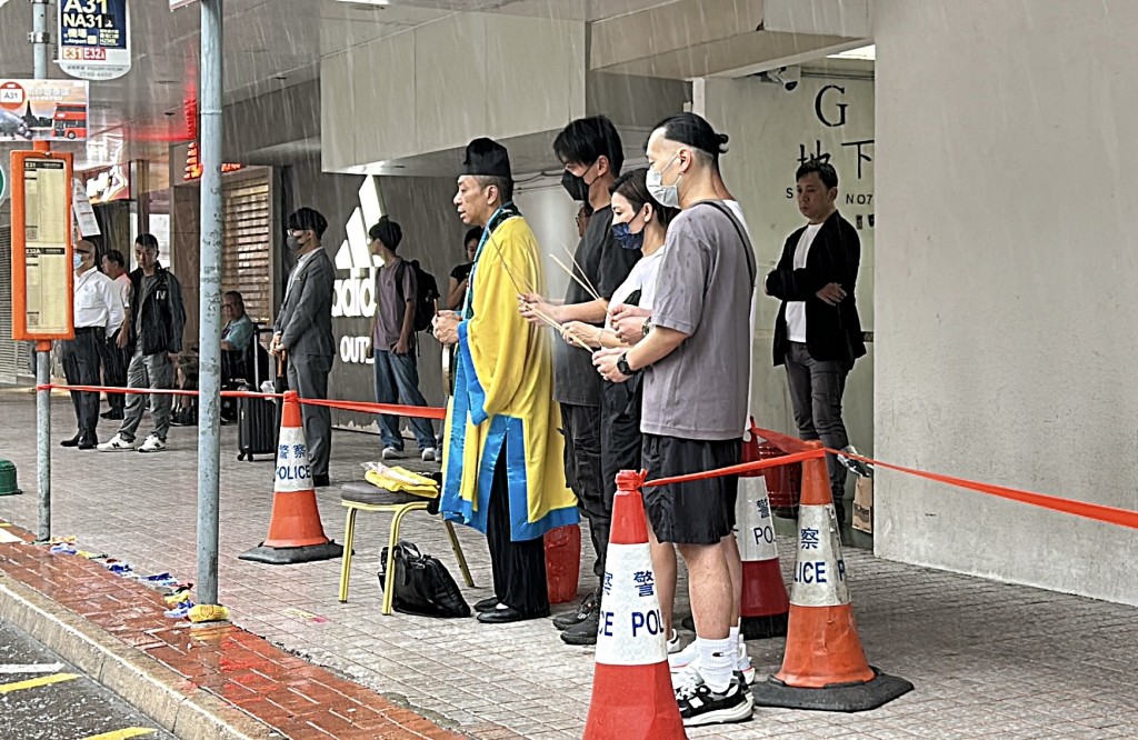 死者家屬雨下路祭。林思明攝 死者家屬雨下路祭。林思明攝