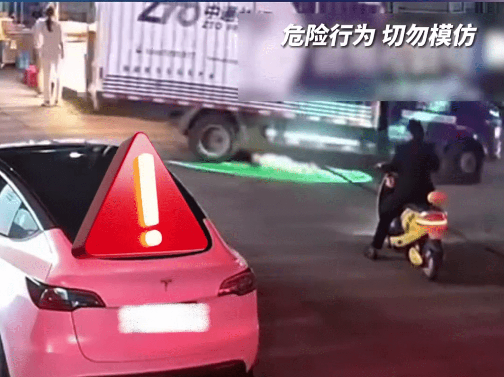快遞車的後輪輾過小孩。 快遞車的後輪輾過小孩。