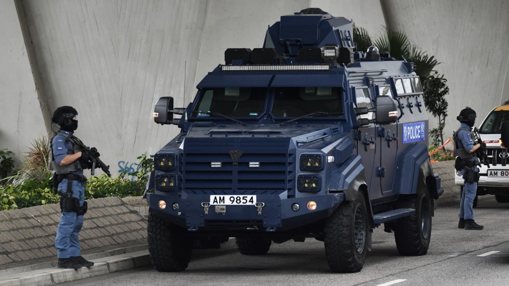 警方在西九龍裁判法院外佈防，繼續出動「劍齒虎」裝甲車。何君健攝