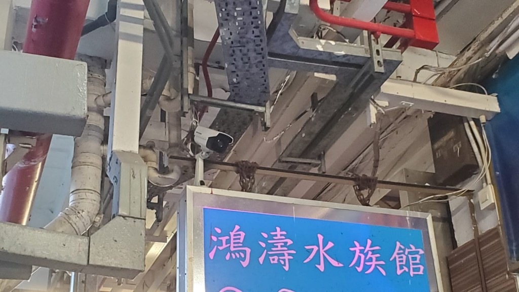 水族館外的閉路電視拍攝到該名男子的行蹤。